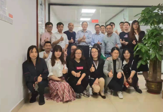 Colleagues from the sales department of slkor took a group photo with Dr. Luo Ping at the front desk of the company